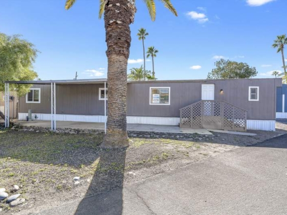 2bedroom, 2bath with an outside Project room