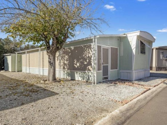 Step Into Sunshine! Move in Ready!