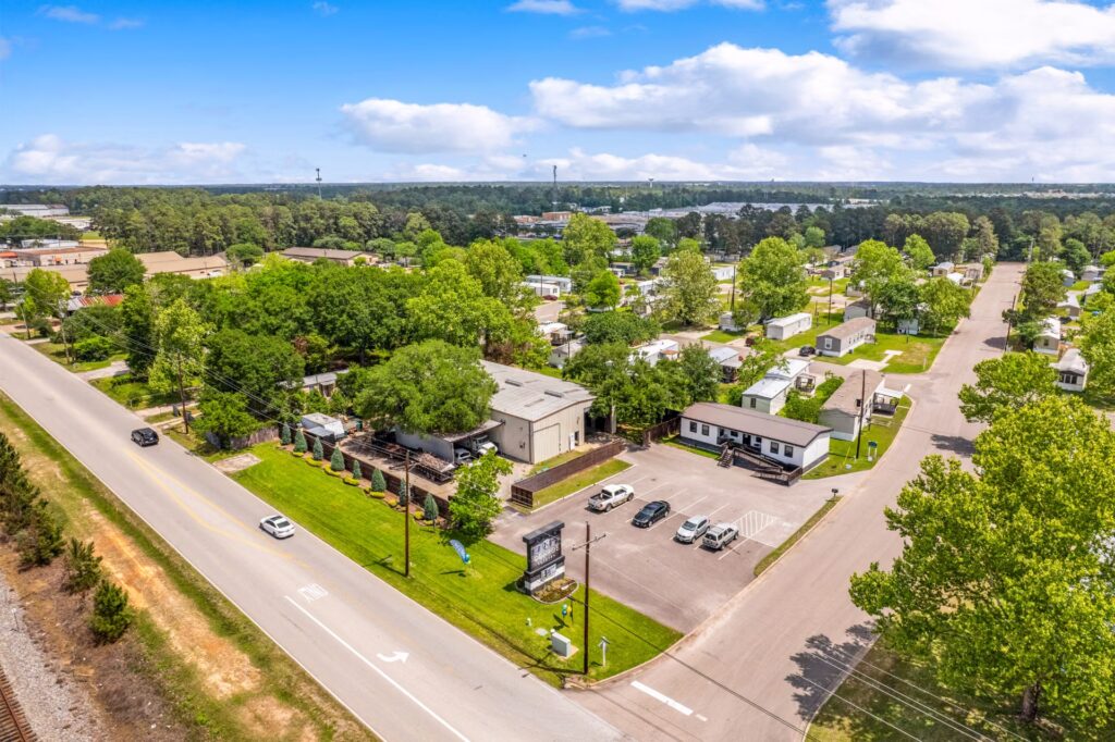 quiet suburban neighborhood setting, park, clean and well maintained community, Texas, housing