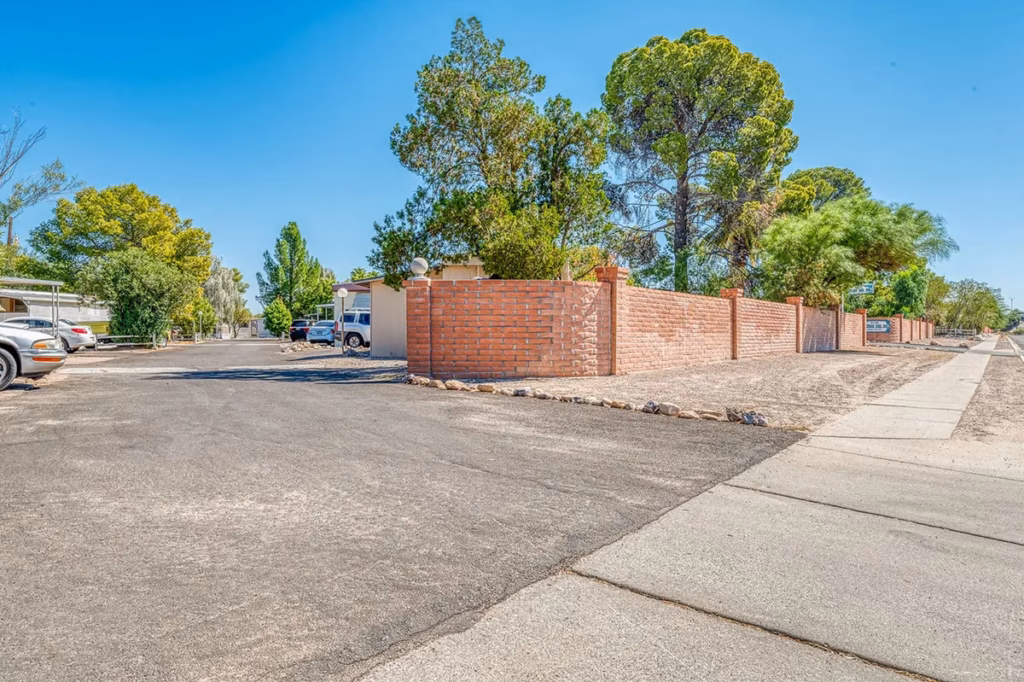 clean and well maintained community, exterior, Arizona, neighborhood, clean residential streetscape